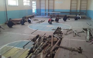 В Шахрисабзе отремонтировали прогнивший пол спортзала общеобразовательной школы