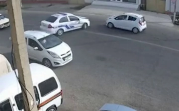 В Андижане инспектор ДПС устроил аварию, развернувшись в неположенном месте (видео)