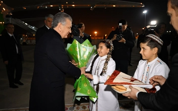 Как Шавката Мирзиёева встретили в Ашхабаде 