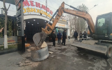 Shahrixonda somsa yopiladigan tandirlar buzib tashlandi. Tuman hokimiga “hayfsan” berildi