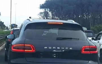 В Италии сфотографировали кроссовер Porsche с ошибкой в названии