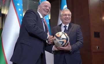 Глава ФИФА подарил Шавкату Мирзиёеву именной мяч (видео)