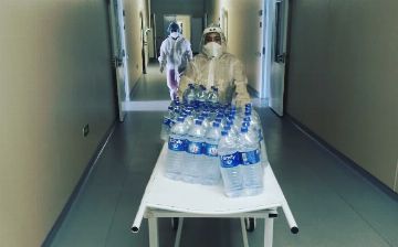 В Узбекистане волонтеры закупают воду для помощи COVID-больным, проходящим лечение в больницах