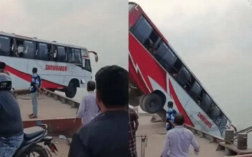 В Бангладеш более 20 человек погибли в результате падения автобуса в реку