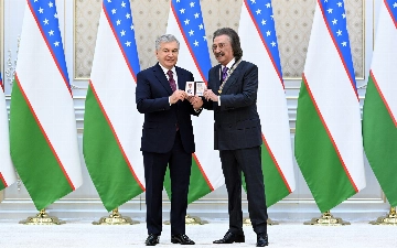 Шавкат Мирзиёев наградил Фарруха Закирова орденом «Буюк хизматлари учун»