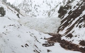 На перевале Камчик сошла снежная лавина — видео