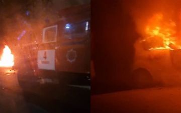 В Ташкенте неподалеку от Северного вокзала загорелся «Спарк»: пламя не отпускает автомобиль - видео