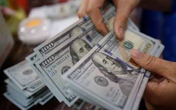 Опубликован курс валюты: доллар немного упал