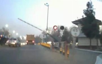 В Ташкенте водители попали в ДТП, пытаясь проехать через закрывающийся железно-дорожный переезд