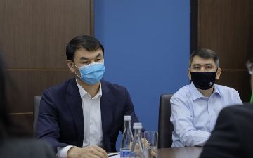 В Узбекистане посол Казахстана получил китайско-узбекскую вакцину от COVID-19