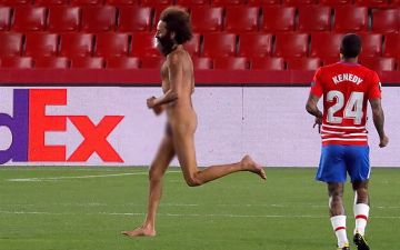 Голый мужчина выбежал на поле во время матча «Гранада» – «МЮ»
