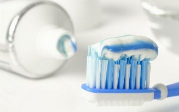 Нужно ли менять зубную пасту или лучше пользоваться одной