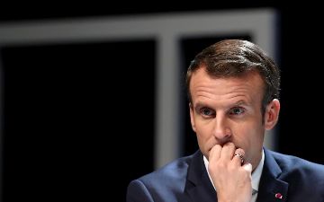Президент Франции вышел к народу и получил пощечину - видео