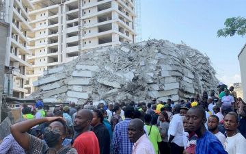 В Нигерии обрушилось 22-этажное здание: под завалами оказались около 100 человек&nbsp;