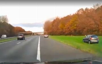 Женщина потеряла сознание за рулем прямо на дороге и въехала в другую машину – видео