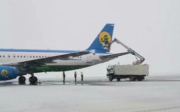 Аэропорт Ургенча закрылся из-за сильного снегопада