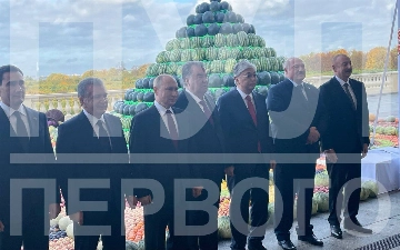 Лукашенко подарил Путину трактор, а Рахмон — пирамиды из дынь и арбузов (фото, видео)