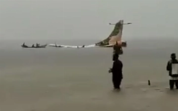 Самолет в Танзании упал в озеро вместе с пассажирами — видео