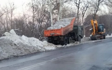 В один из каналов Ташкента начали сбрасывать грязный снег — видео