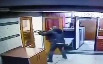 Мужчина с автоматом атаковал посольство Азербайджана в Иране, есть погибший — видео (18+)
