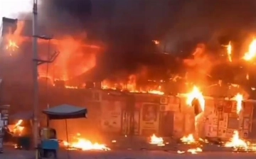 В Сурхандарье произошел крупный пожар в универмаге: его тушили полтора часа (видео)