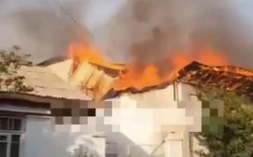 В Андижане одновременно загорелись три дома (видео)