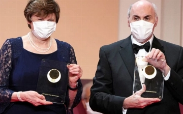 Нобелевскую премию по медицине присудили ученым, создавшим вакцину от коронавируса