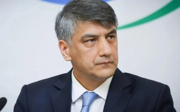 “Ayollarni pasportga ro‘molini yechib tushishga majburlashni ham to‘xtatish kerak” – Alisher Qodirov