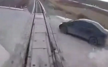 В Хорезме произошло столкновение поезда и «легковушки», есть пострадавший