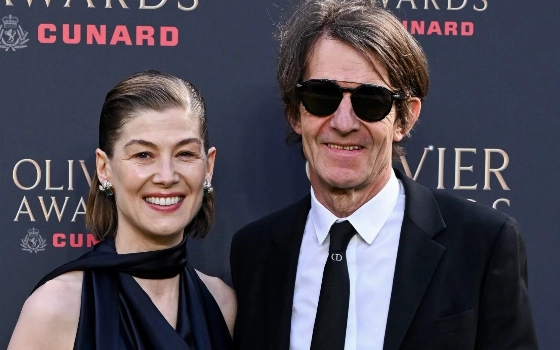 Розамунд Пайк и Роби Юниак: инсайдер рассказал о прошлом с наркотической зависимостью