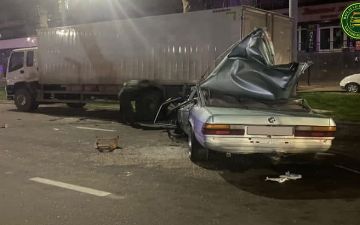 В Ташкенте легковой автомобиль влетел в грузовик: есть погибшие
