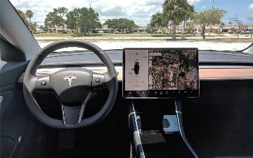 Tesla берет деньги с водителей за использование навигатора