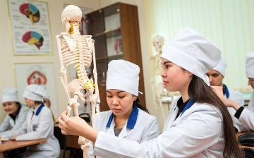 В Узбекистане студентам-медикам будут платить стипендию за владение иностранным языком