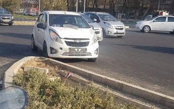 На Юнусабадском районе Ташкента случилась авария хэтчбэков: столкнулись «Матиз» и «Спарк» - видео
