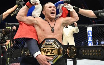 Петр Ян завоевал временное чемпионство UFC в легчайшем весе - видео 