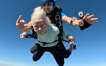 В США 104-летняя женщина прыгнула с парашютом с высоты 4100 метров