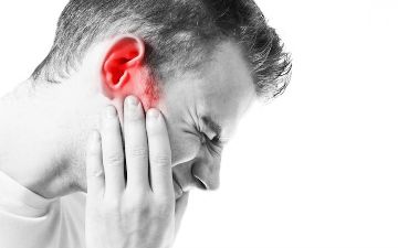 Почему звенит в ушах и в каких случаях нужно немедленно обратиться к врачу