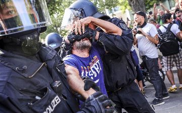 В Берлине на акции против ковид-ограничений задержали 300 человек 