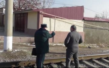 Две узбекистанки не услышали сигналы приближающихся поездов из-за наушников и были сбиты 