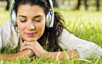 Вредно ли слушать музыку в наушниках