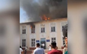 В Термезе загорелась одна из школ 