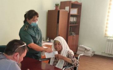 70-летняя женщина из Кашкадарьи, которую избила дочь, получила охранный ордер