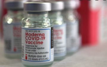 После прививки Moderna нужно будет вколоть дополнительную дозу вакцины