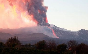 На Сицилии извергается вулкан Этна - видео