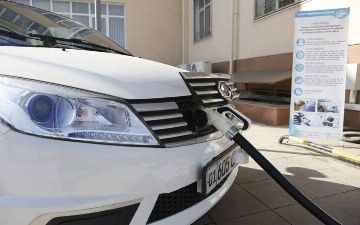 В Узбекистане создали устройство, заряжающее электромобили с помощью солнечной энергии
