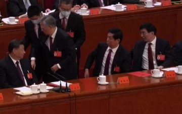 Экс-главу Китая вывели под руки со съезда Компартии — видео