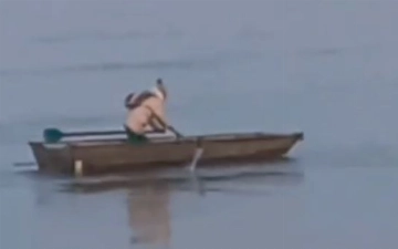 В Сырдарье заметили девочку, добирающуюся до школы на лодке — видео