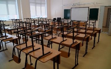 «В классах по два человека сидят» — пользователи соцсетей недовольны внезапным возобновлением учебы