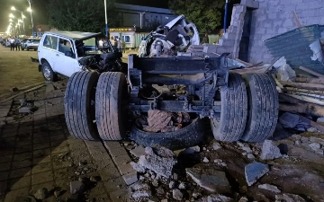 В Таджикистане грузовик протаранил жилые дома и машины, погибли 10 человек (видео)