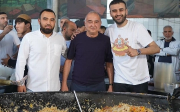 Турецкий повар Бурак Оздемир раздал плов в Ташкенте